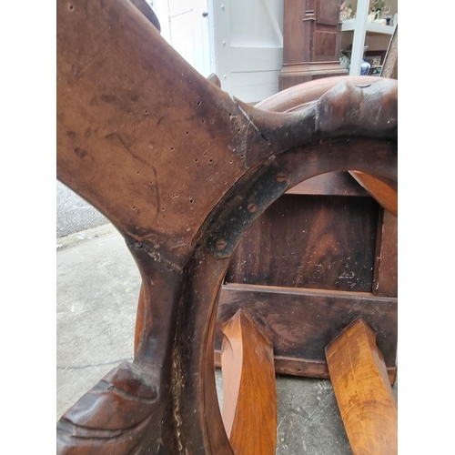 1020 - A good Victorian figured walnut oval loo table, with dolphin base, 152cm wide.