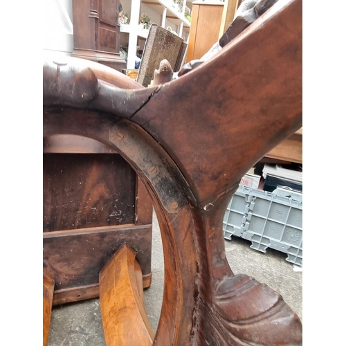 1020 - A good Victorian figured walnut oval loo table, with dolphin base, 152cm wide.