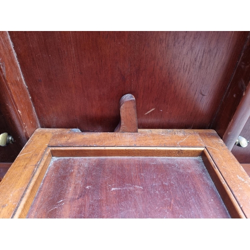 1020 - A good Victorian figured walnut oval loo table, with dolphin base, 152cm wide.