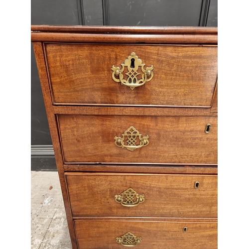 1022 - A small George III mahogany chest of drawers, 77cm wide.