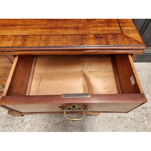 1022 - A small George III mahogany chest of drawers, 77cm wide.