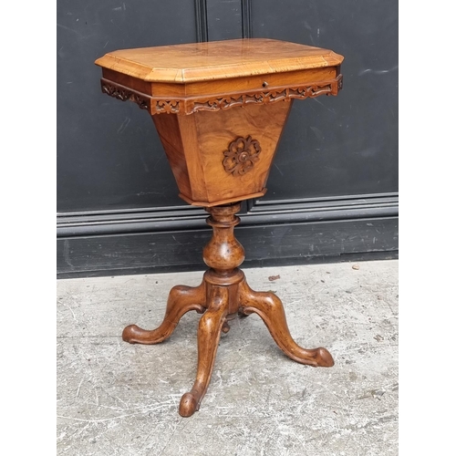 1025 - A Victorian walnut trumpet work table, 44.5cm wide.