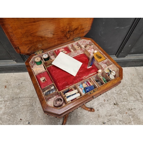 1025 - A Victorian walnut trumpet work table, 44.5cm wide.