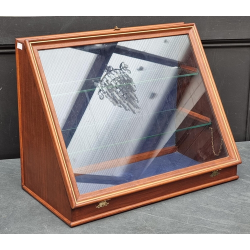 1098 - A contemporary mahogany table top display cabinet, 76cm high x 38.5cm wide x 26cm deep; togethe... 