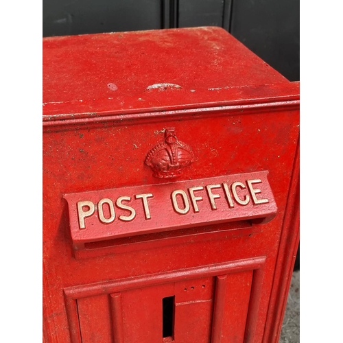 1376 - A vintage GR post box, 85cm high x 38cm wide x 38.5cm deep.