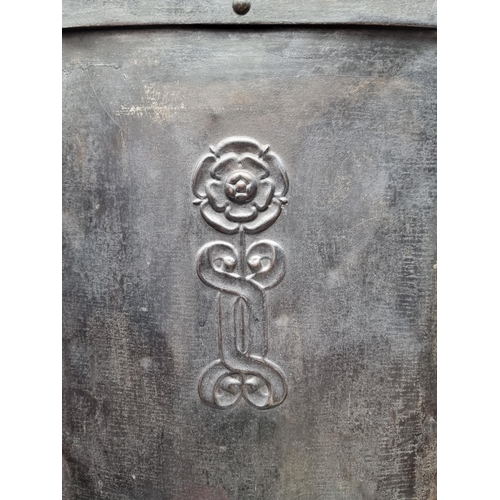 1384 - An Arts & Crafts steel fireguard, 48.5cm wide.