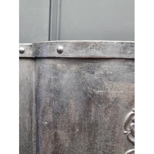 1384 - An Arts & Crafts steel fireguard, 48.5cm wide.