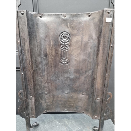 1384 - An Arts & Crafts steel fireguard, 48.5cm wide.