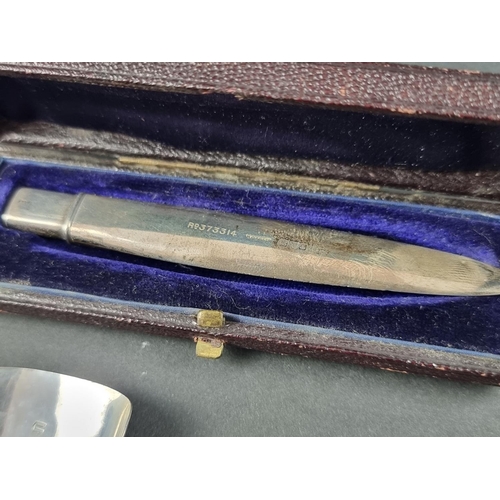 104 - A late Victorian silver pencil case, by Henry Griffith & Sons Ltd, Chester 1901, 9.5cm long; tog... 