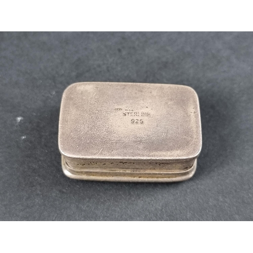 115 - A small silver box, by C & L, London 2003, 3.5cm wide, gross weight 13g.