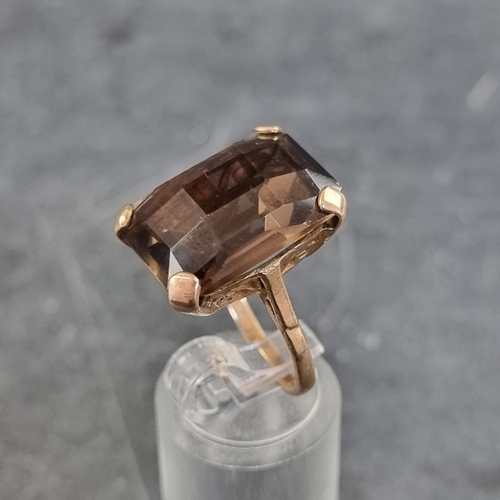 169 - A yellow metal smoky quartz ring, size M.