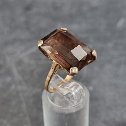 169 - A yellow metal smoky quartz ring, size M.