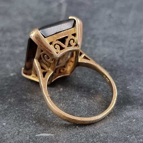 169 - A yellow metal smoky quartz ring, size M.