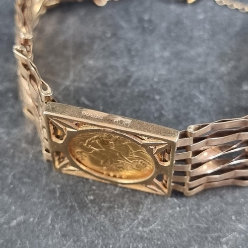 256 - A 9ct gold gate bracelet, having padlock clasp inset George V 1914 gold half sovereign, 20g.... 