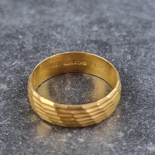 257 - A 22ct gold wedding band, London 1965, size O, 5g.