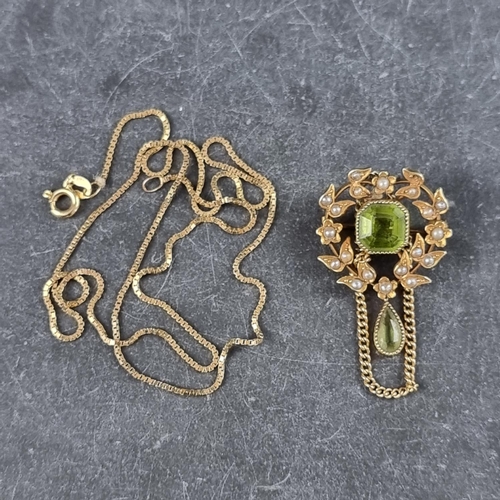 267 - An Edwardian yellow metal wreath brooch, set central octagonal facetted peridot, surrounded by seed ... 