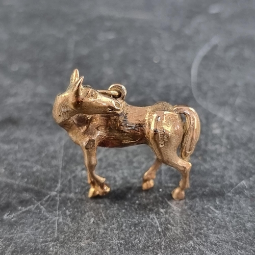 286 - A 9ct gold horse charm, London 1963, 25mm long, 8.2g.