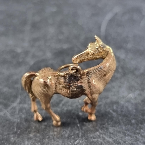 286 - A 9ct gold horse charm, London 1963, 25mm long, 8.2g.