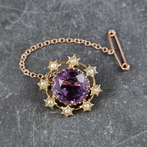 293 - A yellow metal brooch, set central facetted amethyst and eight split pearls, 21mm diameter.... 