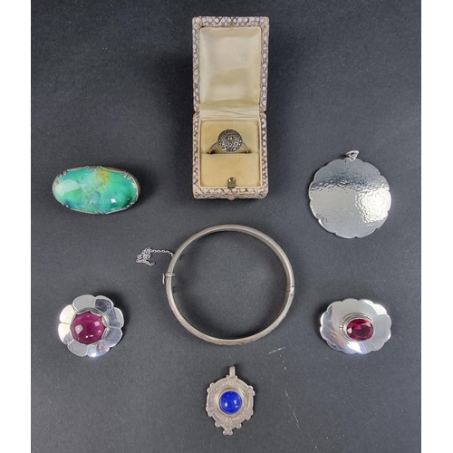 311 - A small quantity of silver and white metal jewellery. (7)