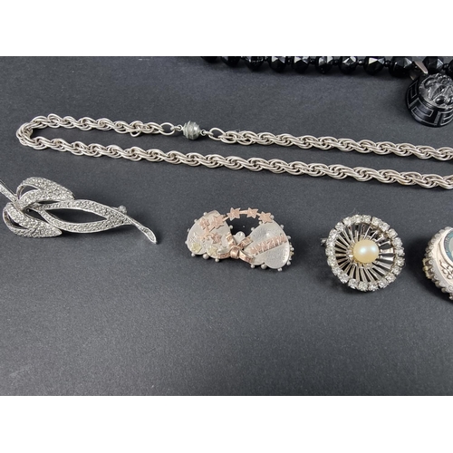 326 - A group of silver and other jewellery