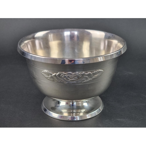 35 - A silver pedestal bowl, by Algernon Asprey Ltd, London 1976, 18.5cm diameter, 577g.