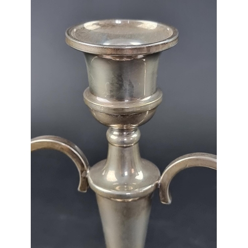 37 - A silver candelabrum, by W I Broadway & Co, Birmingham 1990, 20.5cm high, weighted.... 