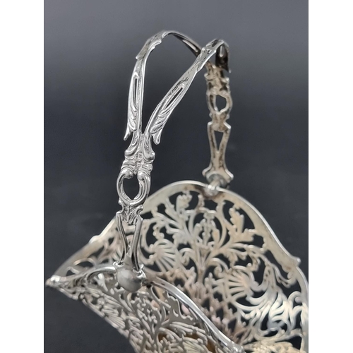 43 - A pair of silver baskets, by Henry Matthews, Birmingham 1912, height to handle 19cm, 262g.... 