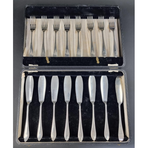 45 - A cased set of silver fish eaters for eight, by Pearce & Sons, Sheffield 1936, 881g.... 