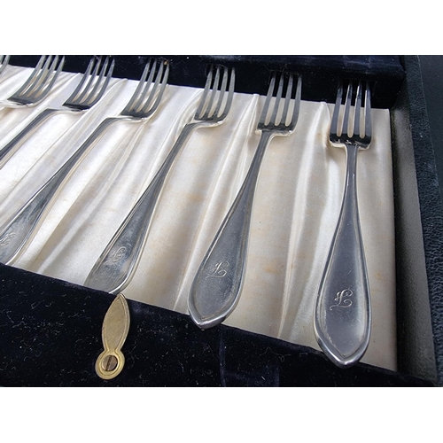 45 - A cased set of silver fish eaters for eight, by Pearce & Sons, Sheffield 1936, 881g.... 