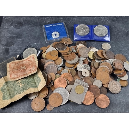 454 - Coins: a quantity of UK and world coins.