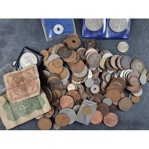 454 - Coins: a quantity of UK and world coins.