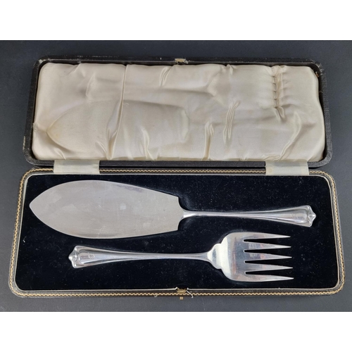 46 - A cased pair of silver fish servers, by Atkin Brothers, Sheffield 1928, 255g.