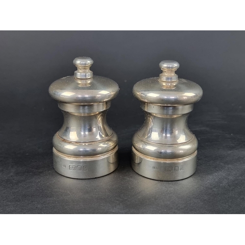 90 - A pair of silver pepper mills, by John Bull Ltd, London 1991/4, 8cm high.