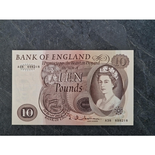 482 - Banknotes: a small quantity of UK banknotes, to include: an uncirculated J Q Hollam Bank of England ... 