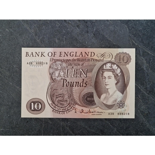 482 - Banknotes: a small quantity of UK banknotes, to include: an uncirculated J Q Hollam Bank of England ... 