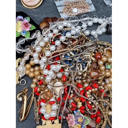 337 - A quantity of costume jewellery.