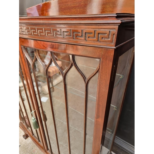 1000 - A 1920s mahogany bowfront display cabinet, 91.5cm wide.