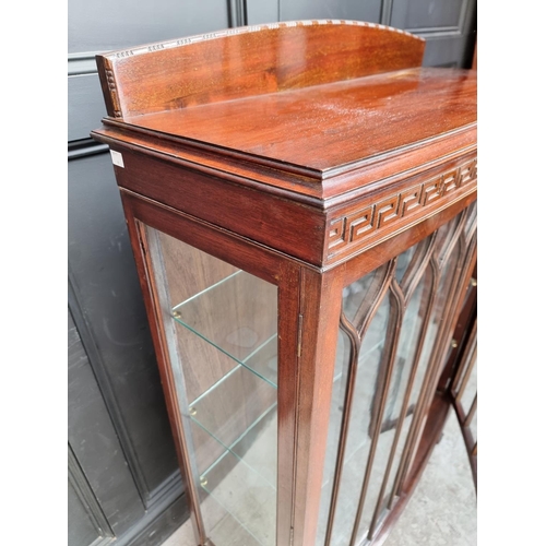 1000 - A 1920s mahogany bowfront display cabinet, 91.5cm wide.