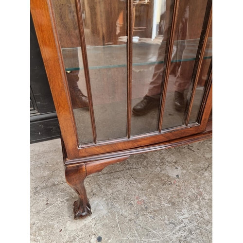 1000 - A 1920s mahogany bowfront display cabinet, 91.5cm wide.