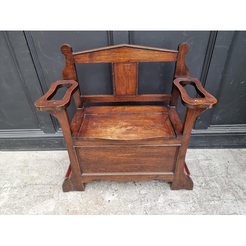 1004 - A small 1920s oak box seat settle/hall stand, 80.5cm wide.