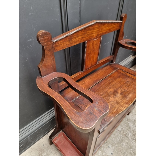 1004 - A small 1920s oak box seat settle/hall stand, 80.5cm wide.