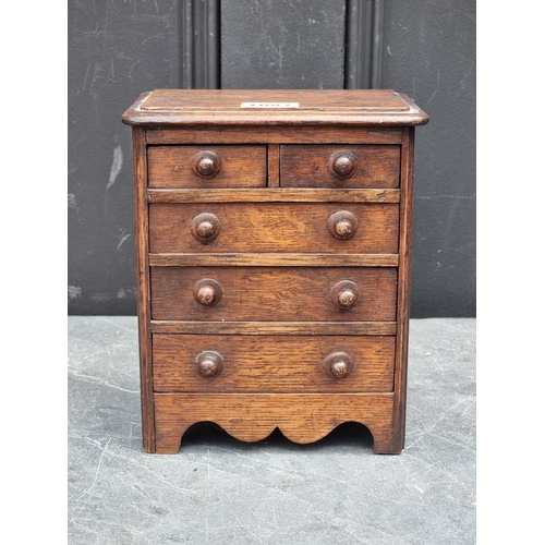 1087 - A miniature Victorian oak chest of drawers, 20 x 16.5cm.