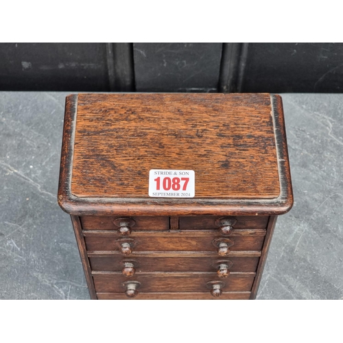 1087 - A miniature Victorian oak chest of drawers, 20 x 16.5cm.