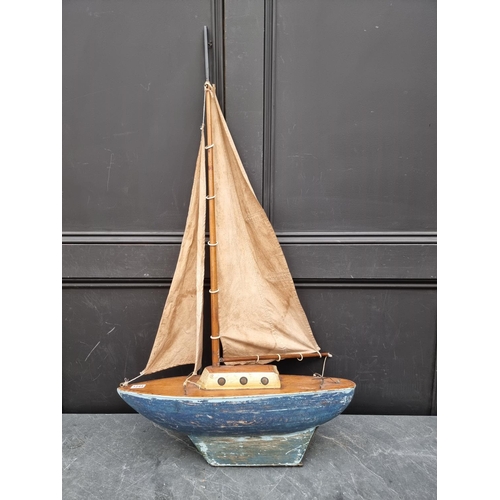 1244 - A vintage pond yacht, the hull 55cm long.