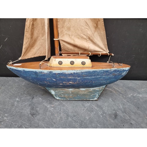 1244 - A vintage pond yacht, the hull 55cm long.