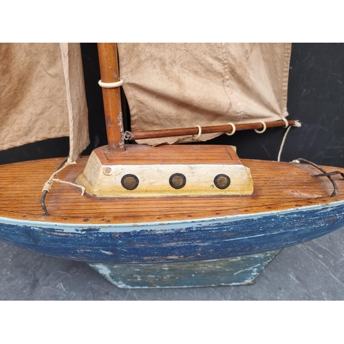 1244 - A vintage pond yacht, the hull 55cm long.