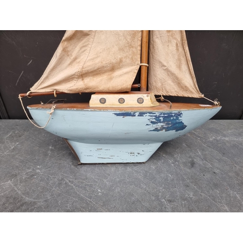 1244 - A vintage pond yacht, the hull 55cm long.