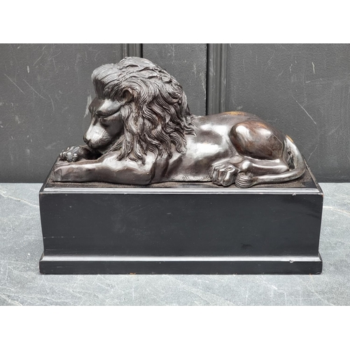 1337 - A bronze recumbent Lion, in the manner of Antonio Canova, on ebonized base, 32.5cm wide.... 