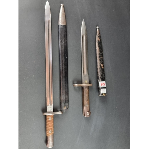 528 - A Spanish M1913 sword bayonet and scabbard, stamped 'Arilleria Fca Nacional Toledo', with 40cm blade... 